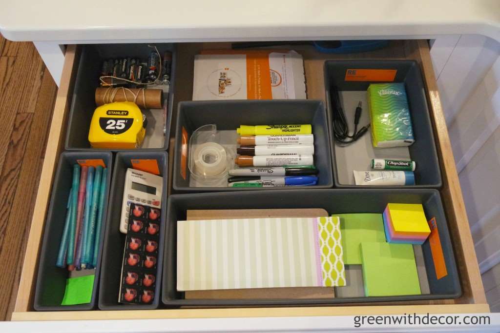 Easy ways to keep the kitchen drawers organized! | Green With Decor