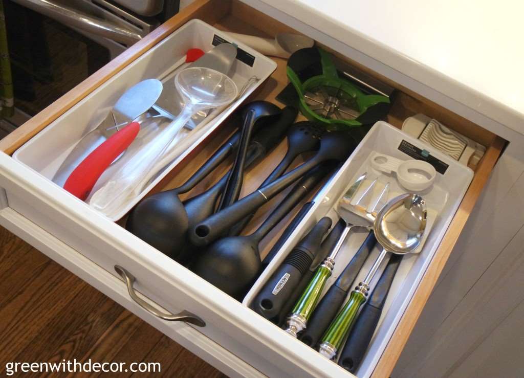 Easy ways to keep the kitchen drawers organized! | Green With Decor