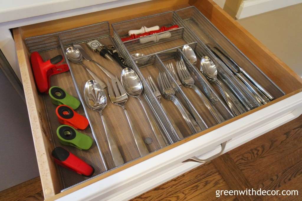 Easy ways to keep the kitchen drawers organized! | Green With Decor