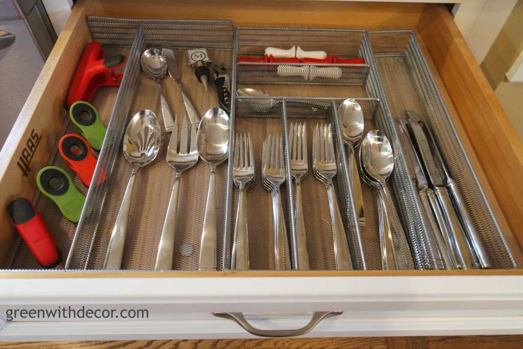 Easy ways to keep the kitchen drawers organized! | Green With Decor