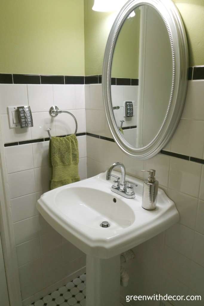 Charming white, black and green bathroom | Green With Decor