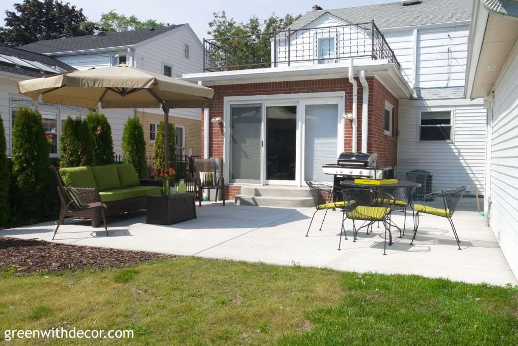 This backyard looks awesome! I love the big couch and umbrella! How relaxing! | Green With Decor – 5 top priorities when planning a backyard oasis
