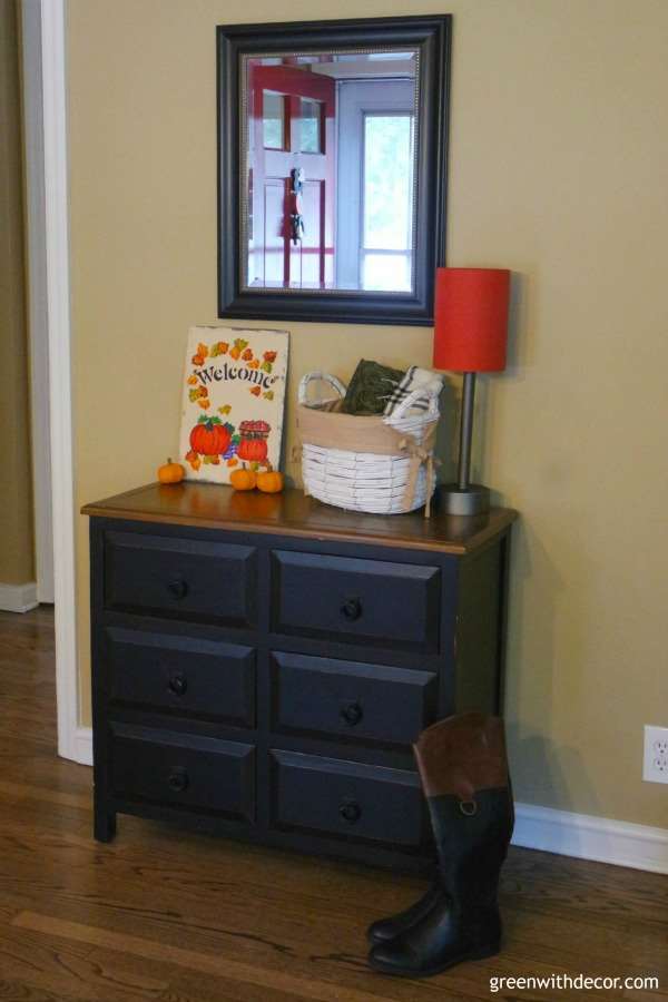 A fun way to decorate your entryway for fall. Fall decorating ideas from Green With Decor.