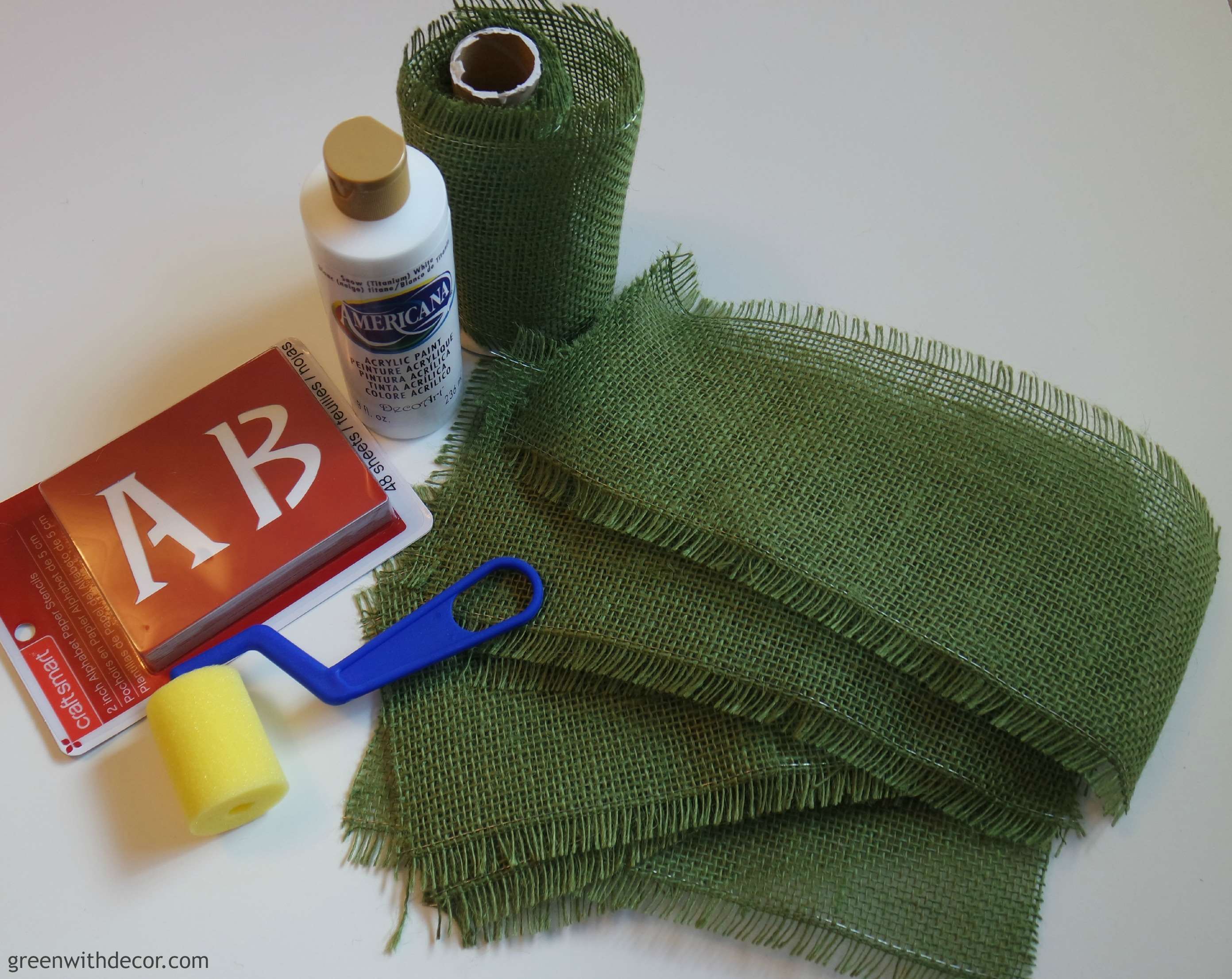 An easy St. Patrick’s Day craft with old soup cans. What a clever idea! I need to start saving my soup cans. | Green With Decor