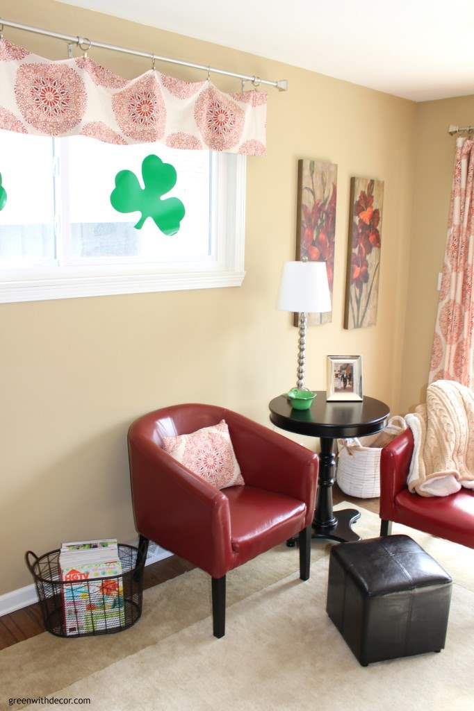 This blogger goes crazy for St. Patrick’s Day! She has fun St. Patrick’s Day decor ideas for the whole house! Plus 19 other bloggers share their home tours, too. Great ideas for adding green to any room of the home! | Green With Decor