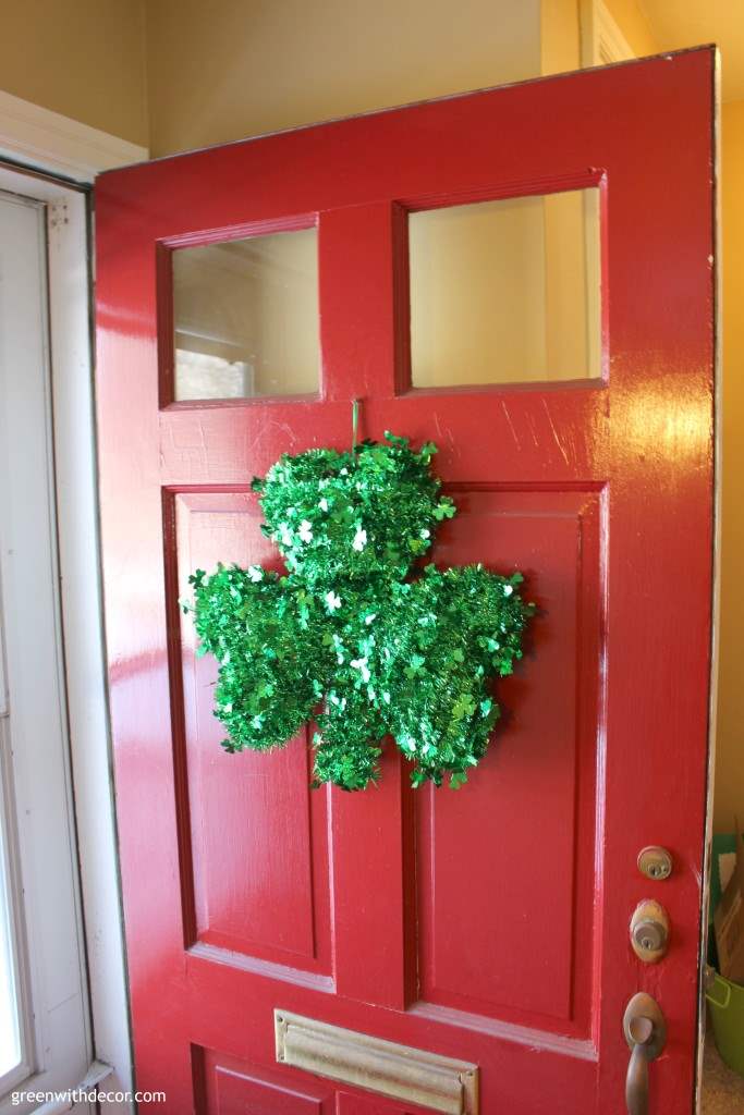 This blogger goes crazy for St. Patrick’s Day! She has fun St. Patrick’s Day decor ideas for the whole house! Plus 19 other bloggers share their home tours, too. Great ideas for adding green to any room of the home! | Green With Decor