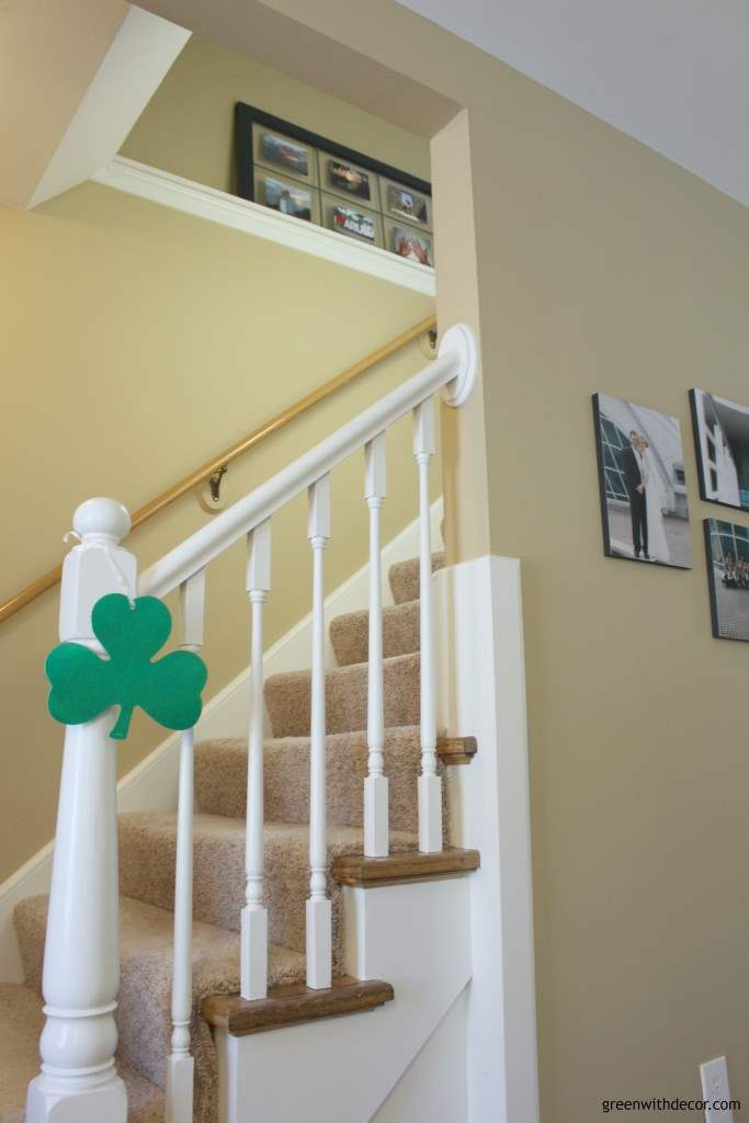 This blogger goes crazy for St. Patrick’s Day! She has fun St. Patrick’s Day decor ideas for the whole house! Plus 19 other bloggers share their home tours, too. Great ideas for adding green to any room of the home! | Green With Decor