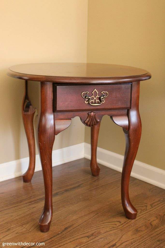 A pretty Queen Anne table makeover with Country Chic Paint’s Icicle clay paint. I want to try this paint! | Green With Decor