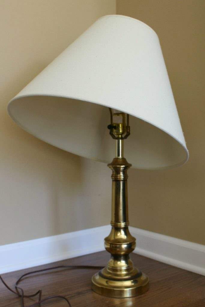 Easy tutorial to update an old lamp with paint and twine. This would be adorable in a kid’s bedroom or fun in a lake house! | Green With Decor