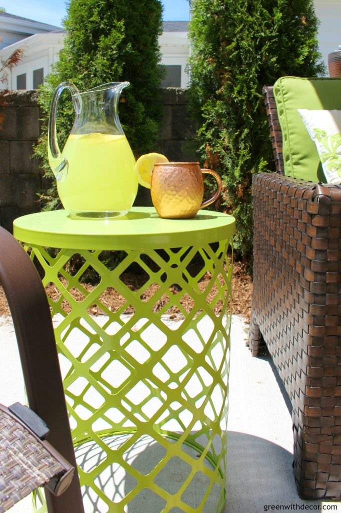 5 easy ways to add color to the patio. These are so fun! I want to finish decorating our patio now! | Green With Decor