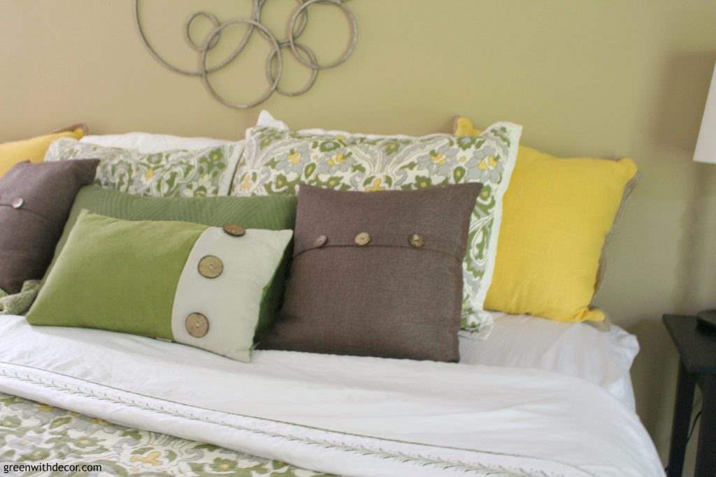 Set up your bedroom to get a good night’s sleep. I’m always focused on decorating the bedroom but she has some easy ideas for making your bedroom an easy place to fall asleep! And I want those comfy pillows she talks about! | Green With Decor