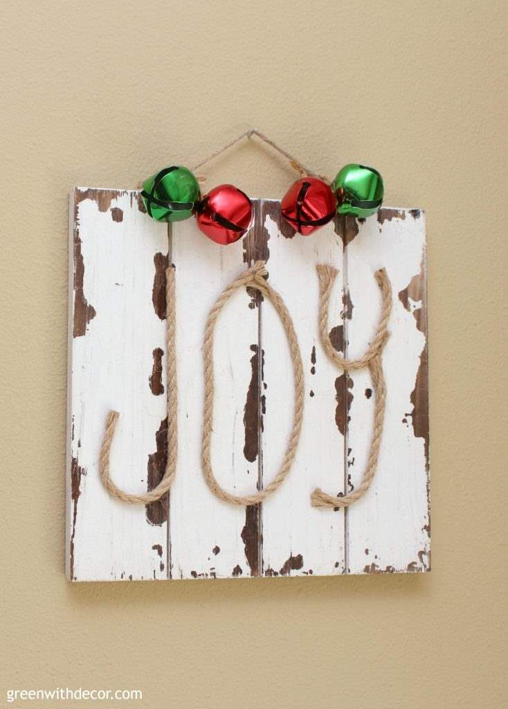 How to make a DIY Christmas ‘JOY’ sign. Love this with the little jingle bells, what a fun Christmas craft project!