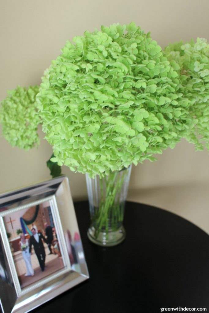 How to dry hydrangeas – I never knew it was this easy! This is so great, I need to try it! 