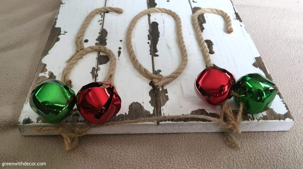 How to make a DIY Christmas ‘JOY’ sign. Love this with the little jingle bells, what a fun Christmas craft project! 