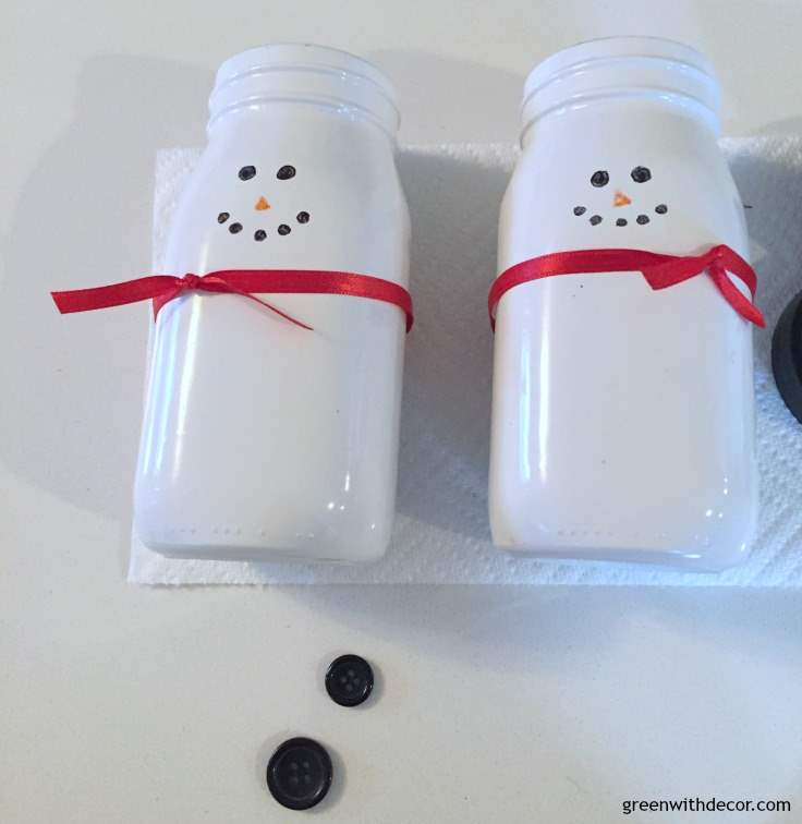 An easy winter craft: how to make snowmen from glass jars. What a great idea for winter decorating, usually everything is so bare after Christmas. This is such an easy DIY, the kids would love this craft 