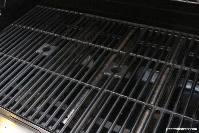 How to use a heat gun to clean a grill - who knew it was this easy? And there are SO many awesome DIY projects you can do with a heat gun, I want to try them all! This one is from Wagner, I love it! 