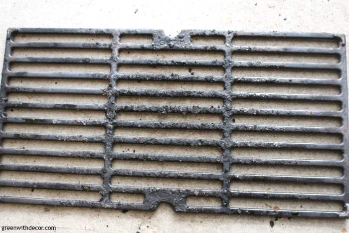 How to use a heat gun to clean a grill - who knew it was this easy? And there are SO many awesome DIY projects you can do with a heat gun, I want to try them all! This one is from Wagner, I love it!
