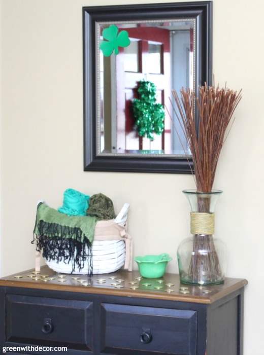 St. Patrick's Day decorating ideas for the living room, foyer and bathroom - love all the green touches she has! Plus a cute St. Patrick's Day DIY projects!