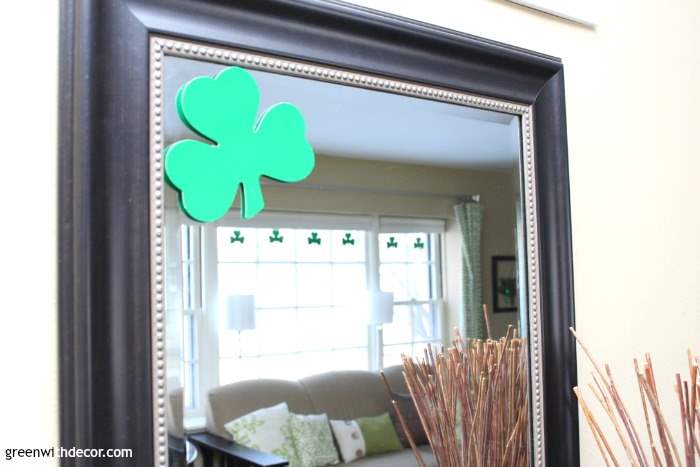 St. Patrick's Day decorating ideas for the living room, foyer and bathroom - love all the green touches she has! Plus a cute St. Patrick's Day DIY projects!