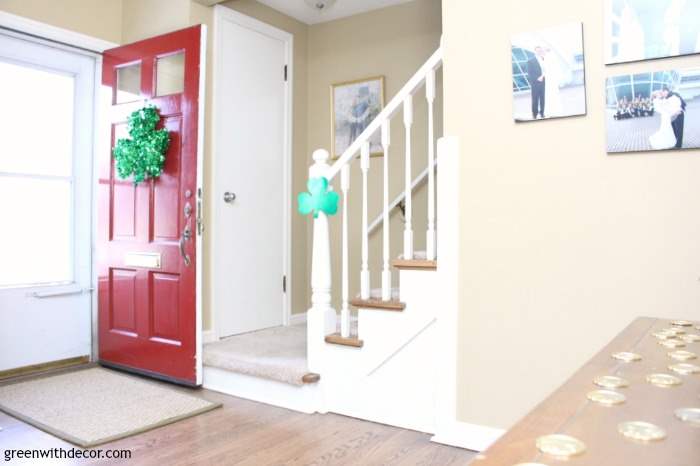 St. Patrick's Day decorating ideas for the living room, foyer and bathroom - love all the green touches she has! Plus a cute St. Patrick's Day DIY projects!