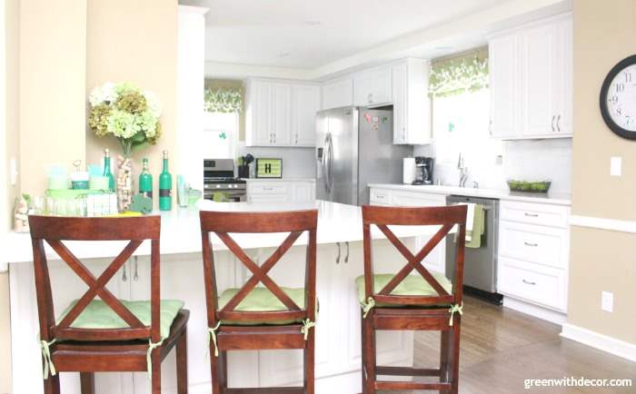 St. Patrick's Day easy decorating ideas for the kitchen. Love all her touches of green, how perfect for a St. Patrick's Day party!