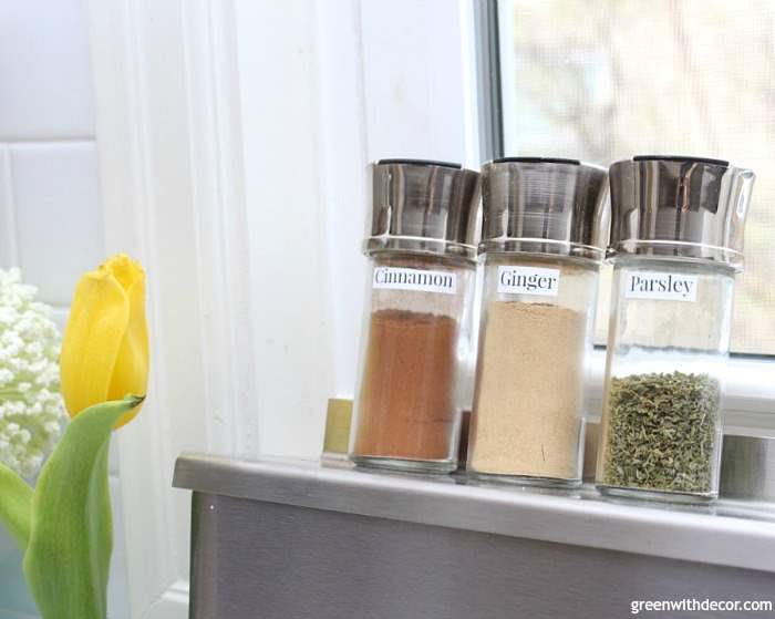 https://greenwithdecor.com/wp-content/uploads/2017/04/how-to-organize-spices-keep-counters-clutter-free-printable-spice-jar-labels-glass-spice-jars-3.jpg