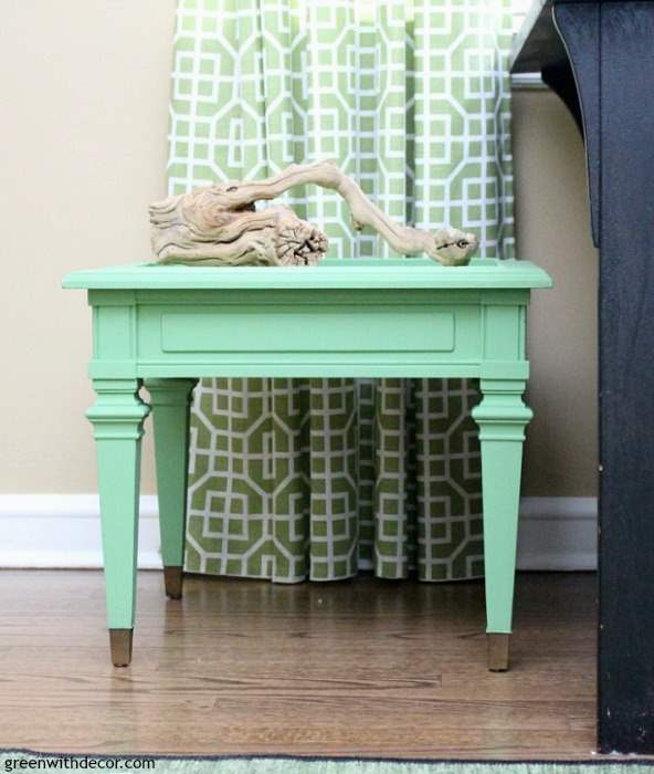 How to paint a table with a lot of detailed trim, a detailed tutorial on using clay paint for a side table makeover. Love the pop of color! What a pretty shade of green.