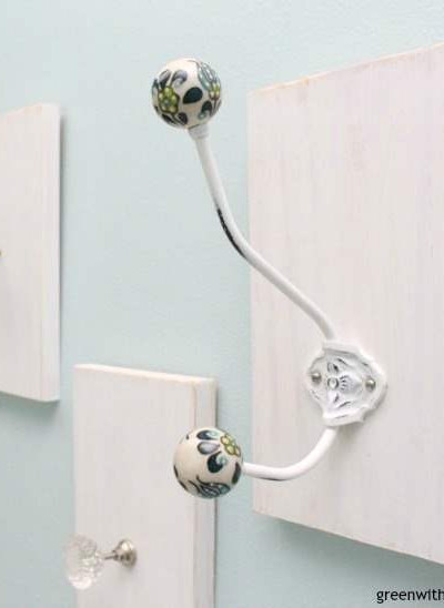 How to make a DIY towel rack from old knobs and hooks. What a great idea for those antique hooks and knobs, plus a way to use up the scrap wood pile! | DIY bathroom | ideas for towel racks | doorknob DIY | easy DIY | painting projects | easy woodworking DIY projects