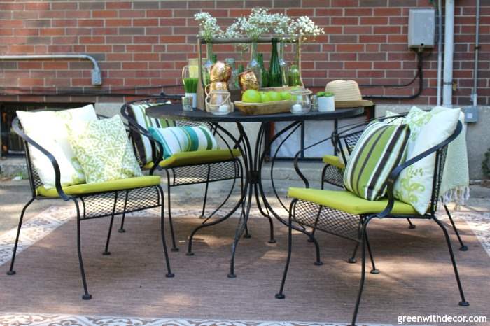 How to easily decorate a rental patio plus a great idea for a summer centerpiece using an old wood toolbox and glass bottles. Love how she updated this old patio for summer!