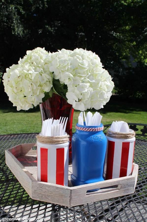 Make these easy Fourth of July DIY silverware jars from old jalapeno and spaghetti sauce jars. What a great idea for corralling silverware a summer picnic! Fun idea with Rustoleum spray paint