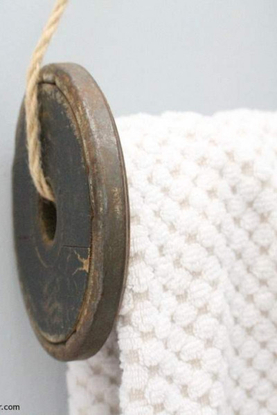 A DIY towel rack from an old wooden spool. Great DIY project for the bathroom and it takes just 5 minutes! Perfect for a coastal or farmhouse bathroom.