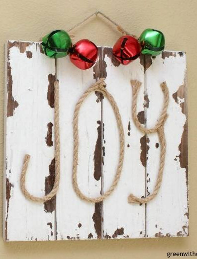 How to make a DIY Christmas ‘JOY’ sign. Love this with the little jingle bells, what a fun Christmas craft project!