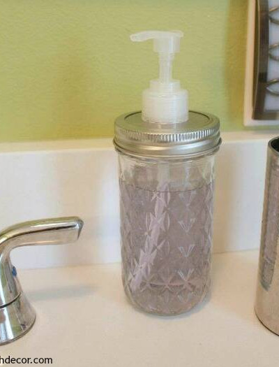 Easy Mason jar soap dispensers – what a fun way to add a farmhouse look to the bathroom!
