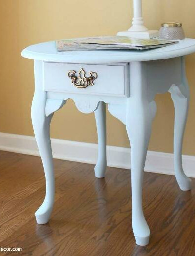 A pretty Queen Anne table makeover with Country Chic Paint’s Icicle clay paint. I want to try this paint!