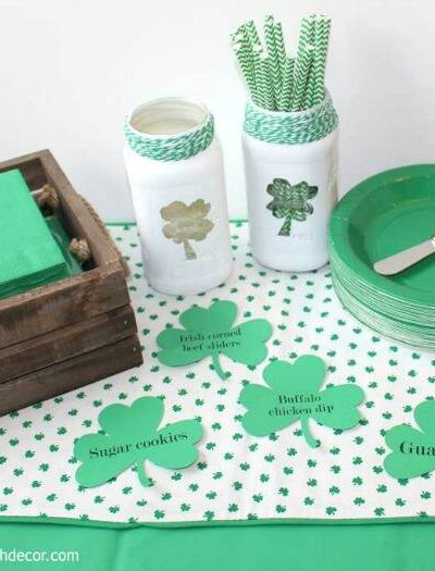 A fun St. Patrick’s Day craft with Mason jars. How cute are these? And she used old spaghetti jars instead of Mason jars, what a great idea! | Green With Decor