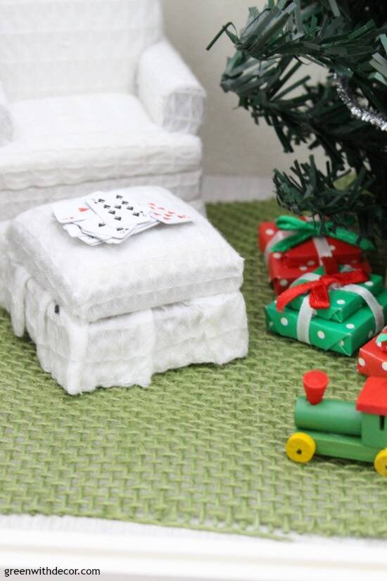 A miniature Christmas living room. So smart to use burlap for a dollhouse rug!