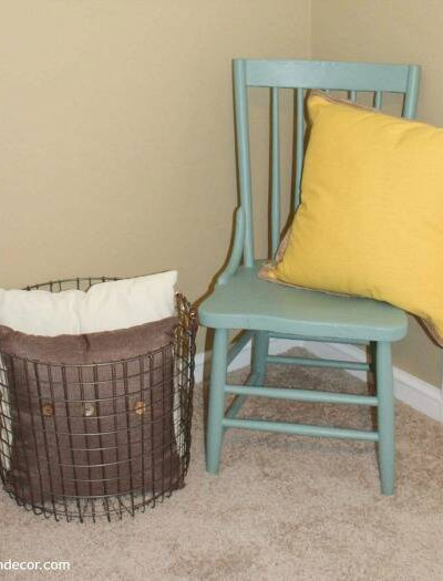 Painting an old wooden chair to give it a completely new look with Pittsburgh Paints’ 2016 Color of the Year: Paradise Found. What a great, easy idea!