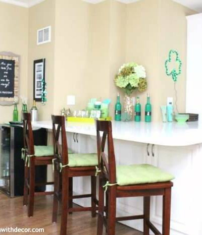 St. Patrick's Day easy decorating ideas for the kitchen. Love all her touches of green, how perfect for a St. Patrick's Day party!