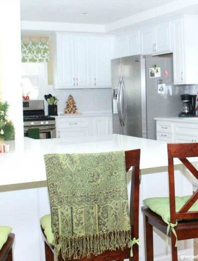 10 easy Christmas decorating ideas in the kitchen and bathroom. This blogger has great Christmas decorating ideas, and they don’t cost much at all! I love her white kitchen and all the festive Christmas pieces.
