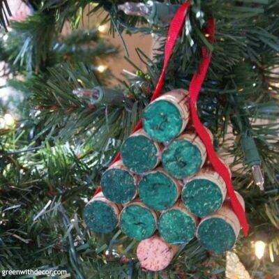 A great list of DIY Christmas gifts and online shopping ideas! 30+ bloggers teamed up to share their best ideas.