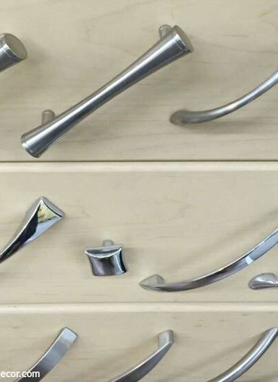 Great tips for picking kitchen cabinet handles. Color, shape, size, etc.