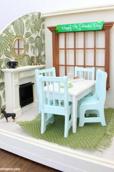 A miniature St. Patrick's Day dining room - easy ideas for dollhouse decorating especially for a holiday!