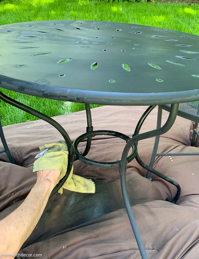 Cleaning an old bistro set before painting it