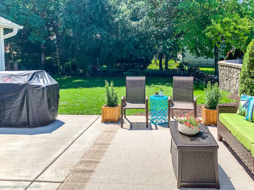 Green and blue patio with tan area rug