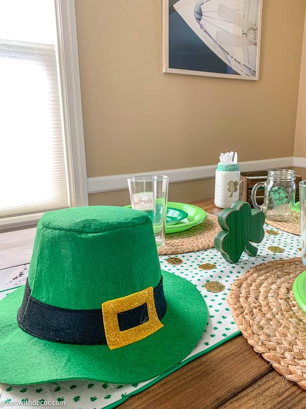 A casual St Patrick’s Day centerpiece with boat artwork