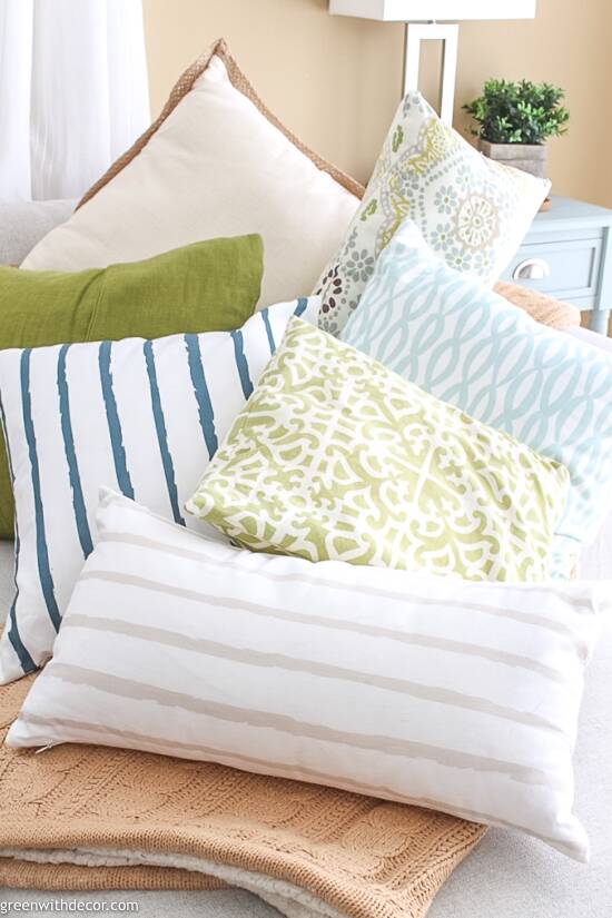 https://greenwithdecor.com/wp-content/uploads/2020/05/how-to-mix-match-throw-pillows-19.jpg