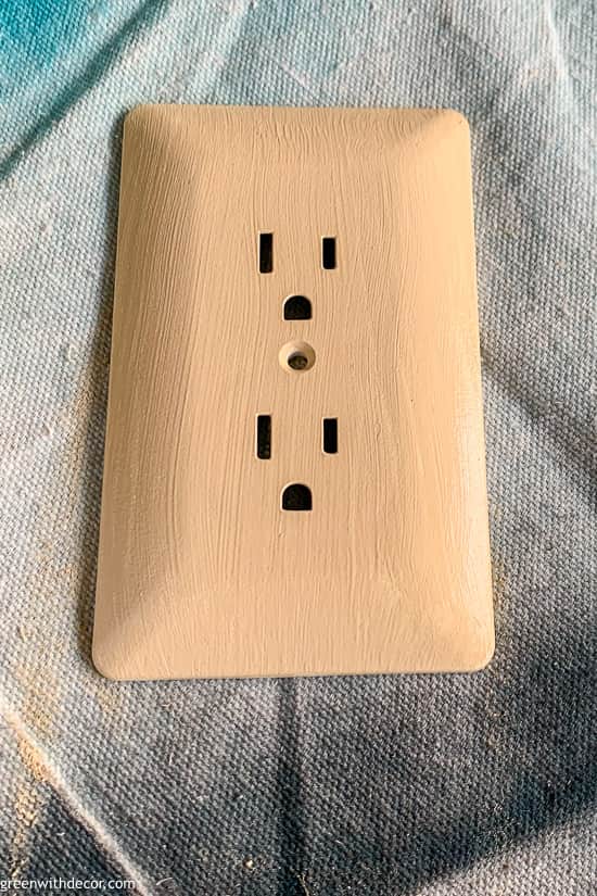 Easy DIY project: Paintable outlets - Green WIth Decor